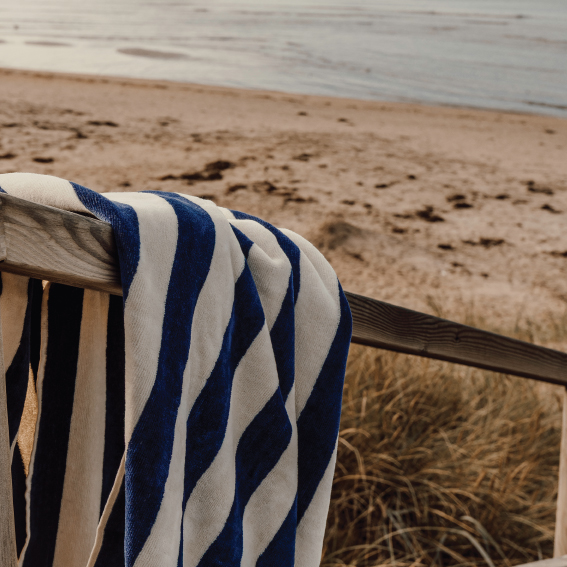 VINGA-Serviette-de-plage-GRS-Lagoa-bleu-fonce-3