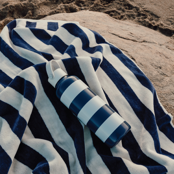 VINGA-Serviette-de-plage-GRS-Lagoa-bleu-fonce-3