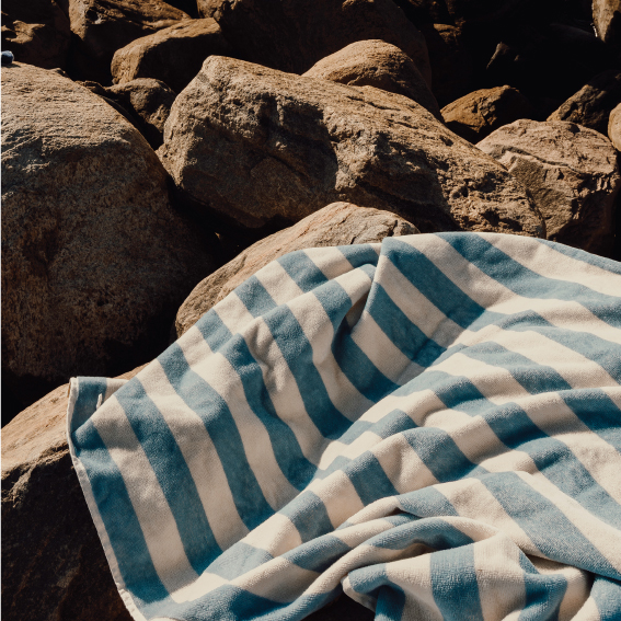 VINGA-Serviette-de-plage-GRS-Lagoa-bleu-fonce-3